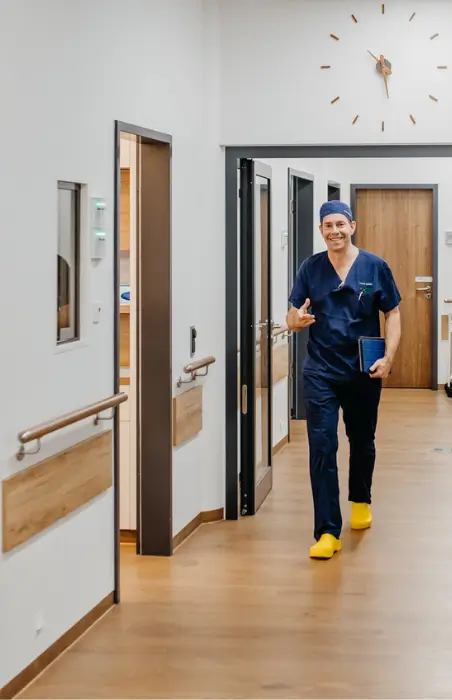 Dr. Labschies auf Station in der med-plast Klinik in Berlin