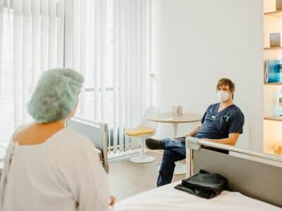 Mitarbeiter mit einer Patientin: sich Zeit nehmen.