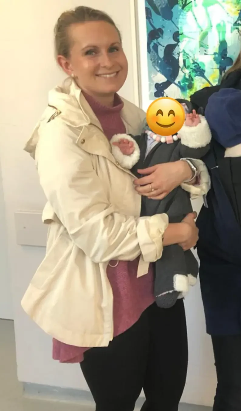 Mutter mit Baby kurz nach Geburt – erste Symptome des Lipödems treten auf