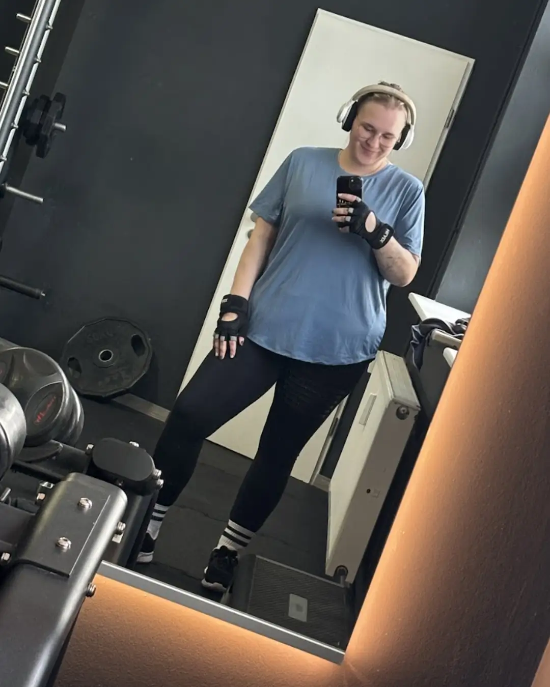 Lipödem-Patientin nach erfolgreicher OP beim Sport – neues Lebensgefühl im Fitnessstudio