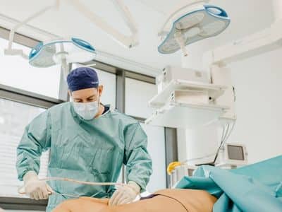 Dr.Labschies bei einer Lipödem Liposuktion