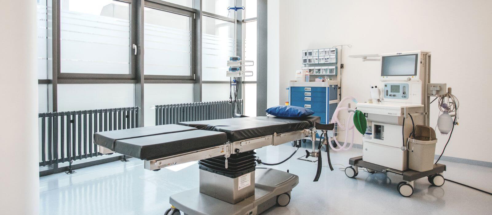 Moderner, heller OP-Saal der med-plast Klinik