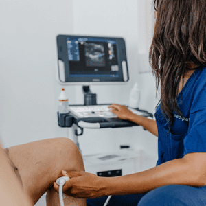 Dr. Masumbuku bei Ultraschalluntersuchung
