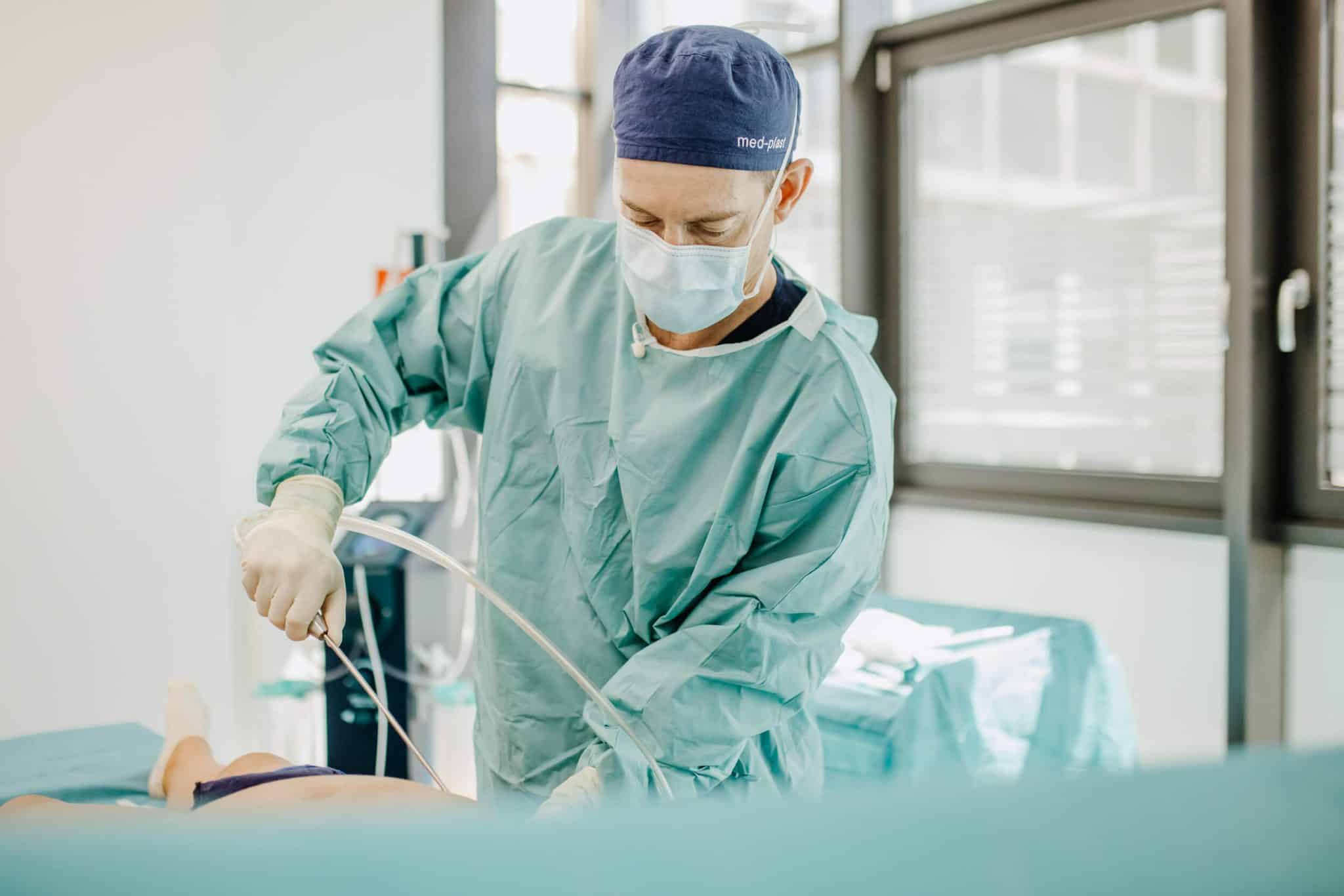 Dr. med. Frank Labschies während einer Lipödem-OP