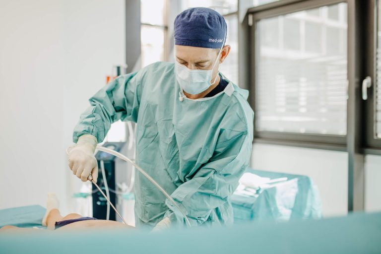 Dr. med. Frank Labschies während einer Lipödem-OP