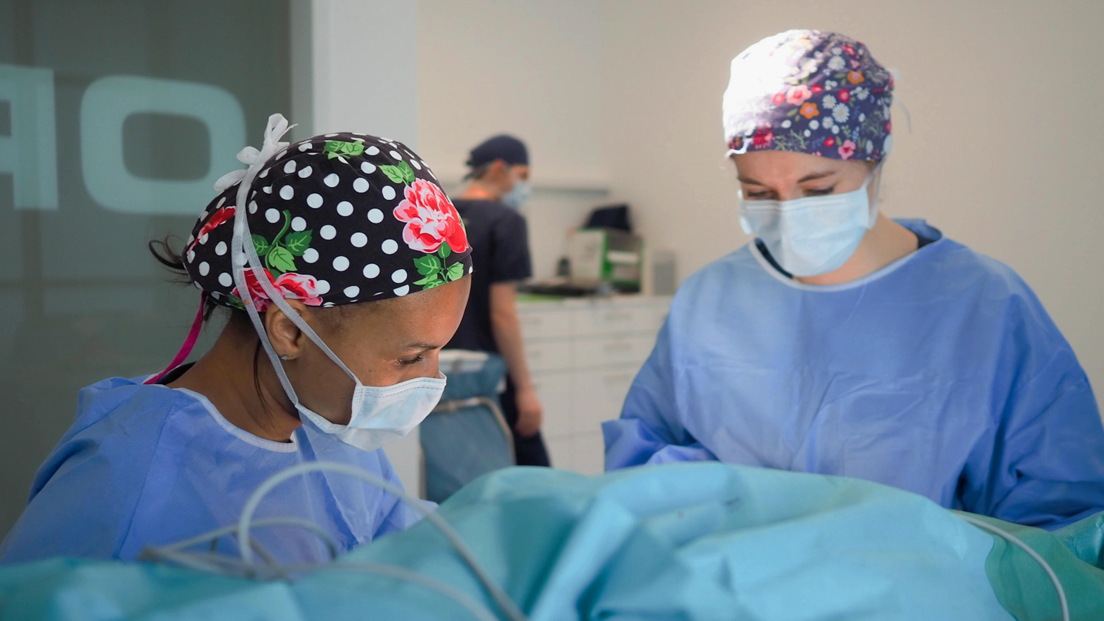 Dr. Masumbuku während einer Lipödem-OP bei med-plast Berlin